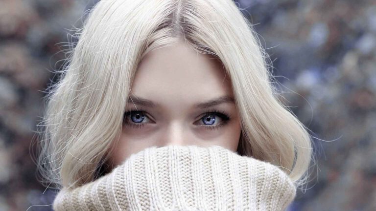 Warum sich eine Essstörung schleichend entwickelt, blondes Mädchen