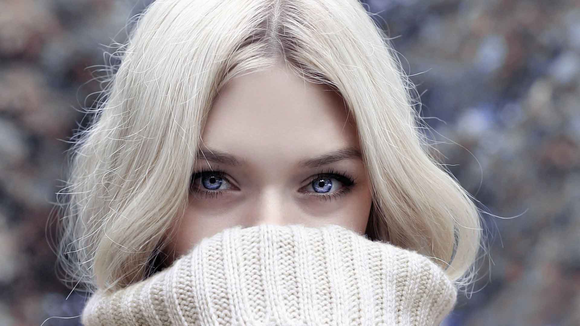 Warum sich eine Essstörung schleichend entwickelt, blondes Mädchen