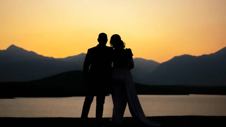 7 Tipps für eine entspannte Partnersuche, Paar bei Sonnenuntergang