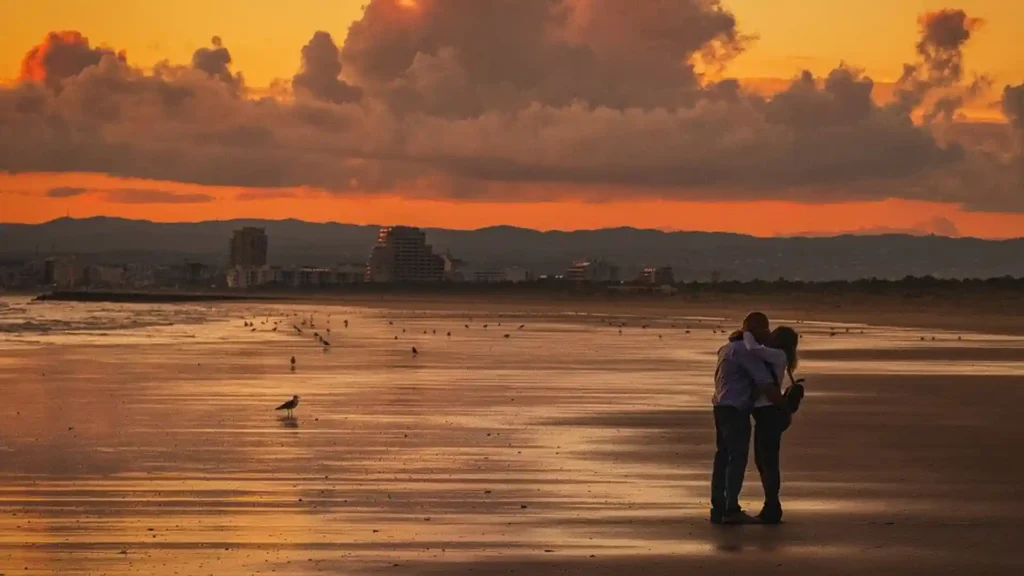 7 Tipps für eine entspannte Partnersuche, Paar am Strand